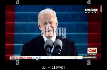 Eine CNN-Fernsehbildschirmung des US-Präsidenten Joseph Biden, der seine Antrittsrede bei dieser Einweihung 2021 in Washington, D.C., hält Stockfoto