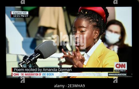 Ein CNN-TV-Screenshot von Amanda Gorman, der ersten US-Jugend-Poet-Preisträgerin, liest ihr Gedicht bei der Einweihung des US-Präsidenten Joe Biden 2021. Stockfoto