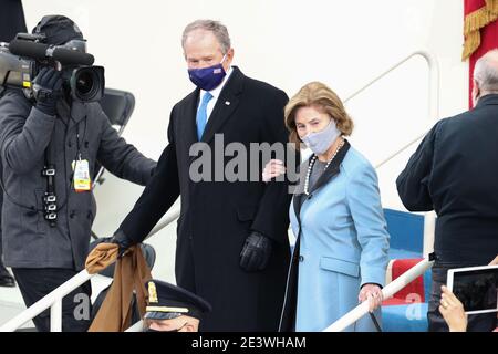 Washington, USA. Januar 2021. George Bush und seine Frau Laura Bush während der Zeremonie des Einweihungsfeiertags des designierten Präsidenten Joe Biden und des designierten Vizepräsidenten Kamala Harris, die am 20. Januar 2021 im US-Kapitolgebäude in Washington, DC stattfand. Der designierte Präsident Joe Biden wird am Tag der Einweihung mittags zum 46. Präsidenten der Vereinigten Staaten. (Foto von Oliver Contreras/Sipa USA) Quelle: SIPA USA/Alamy Live News Stockfoto