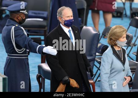 Washington, USA. Januar 2021. George Bush und seine Frau Laura Bush während der Zeremonie des Einweihungsfeiertags des designierten Präsidenten Joe Biden und des designierten Vizepräsidenten Kamala Harris, die am 20. Januar 2021 im US-Kapitolgebäude in Washington, DC stattfand. Der designierte Präsident Joe Biden wird am Tag der Einweihung mittags zum 46. Präsidenten der Vereinigten Staaten. (Foto von Oliver Contreras/Sipa USA) Quelle: SIPA USA/Alamy Live News Stockfoto