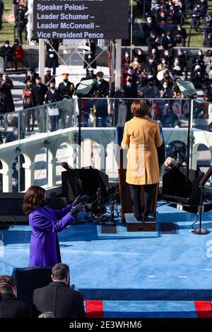 Washington, DC, USA. Januar 2021. Senatorin Amy Klobuchar (D-MN) spricht während der Amtseinführung des designierten US-Präsidenten Joe Biden an der Westfront des US-Kapitols am 20. Januar 2021 in Washington, DC. Während der heutigen Einweihungszeremonie wird Joe Biden zum 46. Präsidenten der Vereinigten Staaten. ( Credit: Tasos Katopodis/Getty Images)/Media Punch/Alamy Live News Stockfoto