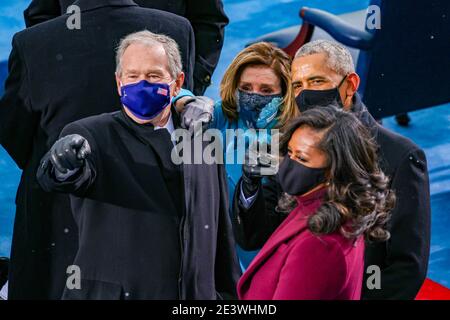 Washington, Usa. Januar 2021. Der ehemalige US-Präsident George W. Bush, die Parlamentspräsidentin Nancy Pelosi (D-CA), der ehemalige US-Präsident Barack Obama und Michelle Obama kommen am Mittwoch, den 20. Januar 2021 in Washington, DC, zur Amtseinführung des designierten US-Präsidenten Joe Biden an der Westfront des US-Kapitols an. Pool Foto von Tasos Katopodis/UPI Kredit: UPI/Alamy Live News Stockfoto