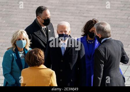 Washington, DC, USA. Januar 2021. Der designierte Präsident Joe Biden und Jill Biden, der designierte Vizepräsident Kamala D. Harris und Doug Emhoff, und Amy Klobuchar, D-Minn., und Senator Roy Blunt, R-Mo sprechen auf den Stufen des US-Kapitols vor der Amtseinführung von Präsident Joe Biden am 20. Januar 2021 in Washington, DC. ( Kredit: Melina Mara/The Washington Post/Pool)/Media Punch/Alamy Live News Stockfoto