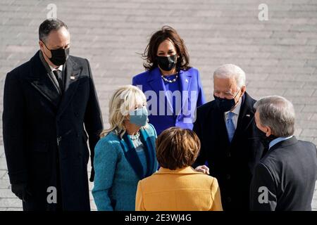 Washington, DC, USA. Januar 2021. Der designierte Präsident Joe Biden und Jill Biden, der designierte Vizepräsident Kamala D. Harris und Doug Emhoff, und Amy Klobuchar, D-Minn., und Senator Roy Blunt, R-Mo sprechen auf den Stufen des US-Kapitols vor der Amtseinführung von Präsident Joe Biden am 20. Januar 2021 in Washington, DC. ( Kredit: Melina Mara/The Washington Post/Pool)/Media Punch/Alamy Live News Stockfoto