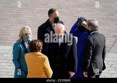 Washington, DC, USA. Januar 2021. Der designierte Präsident Joe Biden und Jill Biden, der designierte Vizepräsident Kamala D. Harris und Doug Emhoff, und Amy Klobuchar, D-Minn., und Senator Roy Blunt, R-Mo sprechen auf den Stufen des US-Kapitols vor der Amtseinführung von Präsident Joe Biden am 20. Januar 2021 in Washington, DC. ( Kredit: Melina Mara/The Washington Post/Pool)/Media Punch/Alamy Live News Stockfoto