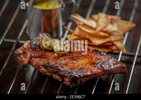 Frisch gegrillte Rippchen und Jalapeno-Sauce Stockfoto