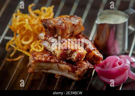 Frisch gegrillte Rippchen und Zwiebelsauce Stockfoto