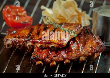 Frisch gegrillte Rippchen und Tomaten Stockfoto