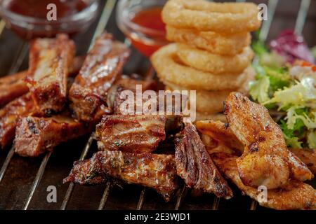 Frisch gegrillte Rippchen und Zwiebelringe Stockfoto