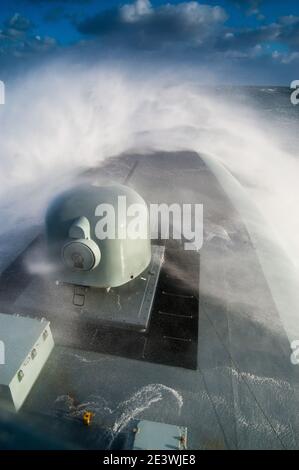 Die dänische Patrouille frigate HDMS Thetis in schwerer See. Stockfoto