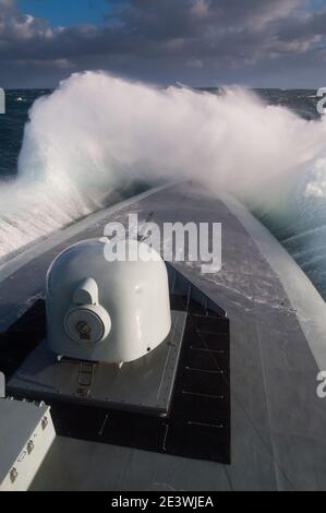 Die dänische Patrouille frigate HDMS Thetis in schwerer See. Stockfoto