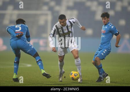 Reggio Emilia, Italien. Januar 2021. Tiemoue Bakayoko (Napoli)Cristiano Ronaldo dos Santos Aveiro (Juventus)Diego Demme (Napoli) während des italienischen 'Serie A Supercup Match zwischen Juventus 2-0 Napoli im Mapei Stadium am 20. Januar 2021 in Reggio Emilia, Italien. Quelle: Maurizio Borsari/AFLO/Alamy Live News Stockfoto