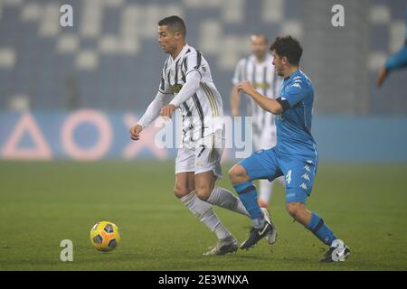 Reggio Emilia, Italien. Januar 2021. Cristiano Ronaldo dos Santos Aveiro (Juventus)Diego Demme (Napoli) während des italienischen "serie A Supercup Match zwischen Juventus 2-0 Napoli im Mapei Stadium am 20. Januar 2021 in Reggio Emilia, Italien. Quelle: Maurizio Borsari/AFLO/Alamy Live News Stockfoto