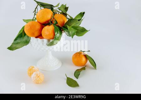 Reife Mandarinen mit grünem Blatt auf weißem Hintergrund. Stockfoto