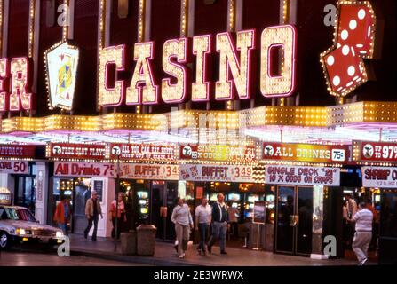 Casino und überfüllte Gehwege auf der Fremont Street in der Innenstadt von Las Vegas, Nevada Stockfoto