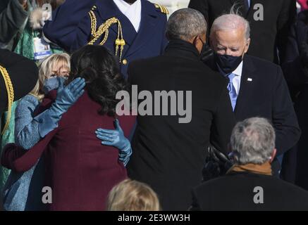 Washington, Usa. Januar 2021. Die ehemalige First Lady Michelle Obama begrüßt First Lady Jill Biden nach der Amtseinführung von Präsident Joe Biden als 46. Präsident der Vereinigten Staaten am Mittwoch, 20. Januar 2021, im Capitol in Washington, DC. Foto von Pat Benic/UPI Kredit: UPI/Alamy Live Nachrichten Stockfoto