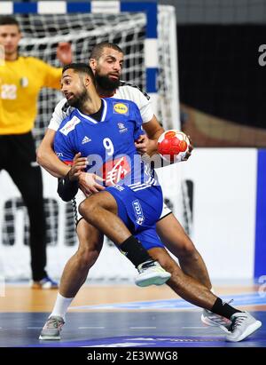 Kairo, Ägypten. Januar 2021. Melvyn Richardson (Front) von Frankreich tritt während der Main Round - Gruppe III Spiel zwischen Frankreich und Algerien bei der 27. Männer Handball-Weltmeisterschaft 2021 in Kairo, Ägypten, am 20. Januar 2021. Quelle: Hazem Ismail/Xinhua/Alamy Live News Stockfoto