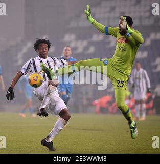 Reggio Emia, Italien. Januar 2021. Juventus' Juan Cuadrado (L) siegt mit Napolis Torwart David Ospina beim Finale des italienischen Supercups zwischen Juventus und Napoli in Reggio Emilia, Italien, am 20. Januar 2021. Quelle: Federico Tardito/Xinhua/Alamy Live News Stockfoto