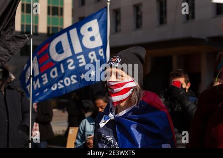 Washington, DC, USA, 20. Januar 2021. Im Bild: Ein Unterstützer von Joe Biden hört sich seine Eröffnungsrede auf der Black Lives Matter Plaza an. Biden wurde als 46. Präsident der Vereinigten Staaten inaguriert, nachdem er Donald Trump bei den Wahlen 2020 besiegt hatte. Trotz der Angst vor Gewalt wechselte die Macht friedlich die Hände, ein Markenzeichen der Demokratie. Kredit: Allison C Bailey/Alamy Live Nachrichten Stockfoto