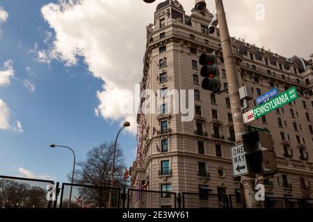 Washington, DC, USA, 20. Januar 2021. Im Bild: Das historische Willard Hotel auf der Pennsylvania Avenue wurde mit amerikanischen Flaggen an jedem Fenster für die Amtseinführung des Präsidenten geschmückt. Joe Biden wurde als 46. Präsident der Vereinigten Staaten nach dem Sieg über Donald Trump in der Wahl 2020 eingeweiht. Trotz der Angst vor Gewalt wechselte die Macht friedlich die Hände, ein Markenzeichen der Demokratie. Kredit: Allison C Bailey/Alamy Live Nachrichten Stockfoto