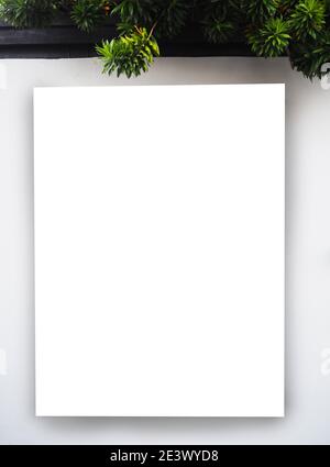 Plakatwand-Mockup auf grauem Betonwand-Hintergrund. Platz für Text oder Design Stockfoto