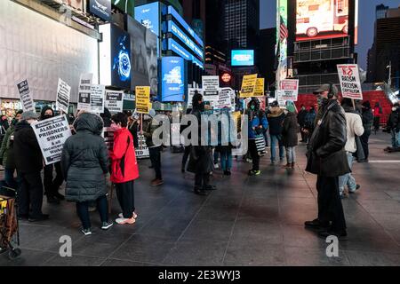 New York, NY - 20. Januar 2021: Etwa 50 Menschen versammeln sich auf dem Times Square unter dem Banner der Arbeiterversammlung gegen Rassismus Stockfoto