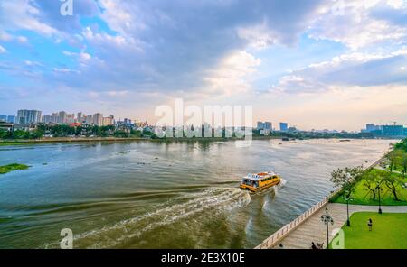 Wasserbus, der über den Fluss ins Stadtzentrum fährt. Dies ist ein neuer Transport, um die Nachfrage nach Reisen, Sightseeing in Ho Chi Minh City, Vietnam zu erfüllen Stockfoto