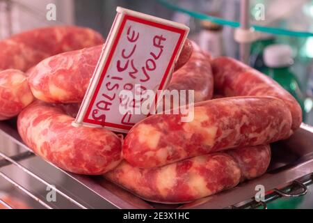 Italienisches Speisekonzept. Nahaufnahme von traditionellen roten Würsten mit Gewürzen und Fettwürsten auf einer Gourmet-Theke in einem Feinkostladen. Eine Spezialität Stockfoto