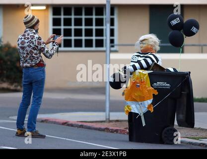 San Diego, CA, USA. Januar 2021. Ein Bildnis des ehemaligen Präsidenten Donald Trump wurde am Tag, an dem sein Nachfolger Joseph Biden vereidigt wurde, in einen Mülltonnen der Stadt San Diego gebracht. Quelle: John Gastaldo/ZUMA Wire/Alamy Live News Stockfoto