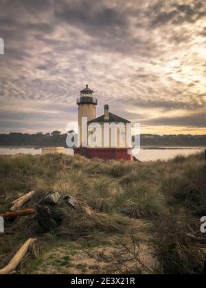 Bandon Oregon Lighthouse wunderschöne alte Architektur mit dramatischen Wolken Stockfoto