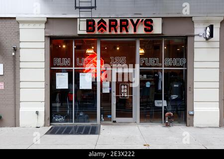 Barry's Bootcamp, 135 W. 20. St, New York, NYC Schaufenster Foto einer Workout-Studio-Kette in Manhattans Chelsea-Viertel. Stockfoto