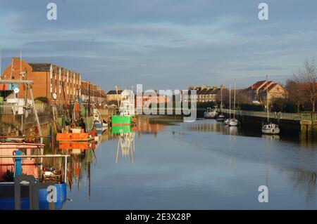 Boote und Schiffe, die an einem sonnigen Tag im Winter am Fluss Haven anlegen Stockfoto