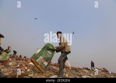 Neu Delhi, Indien. Januar 2021. Ein junger Fetzen-Picker sucht im Müll auf der Mülldepsite Bhalswo nach Wertstoffen. Quelle: Vijay Pandey/dpa/Alamy Live News Stockfoto