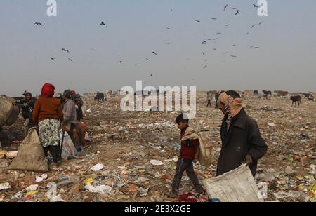 Neu Delhi, Indien. Januar 2021. Ein Kind folgt seinem Vater auf der Suche nach Wertstoffen auf der Müllhalde Bhalswas. Quelle: Vijay Pandey/dpa/Alamy Live News Stockfoto