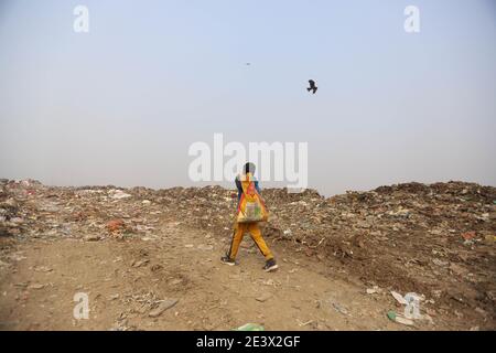 Neu Delhi, Indien. Januar 2021. Ein junger Fetzen-Picker sucht im Müll auf der Mülldepsite Bhalswo nach Wertstoffen. Quelle: Vijay Pandey/dpa/Alamy Live News Stockfoto