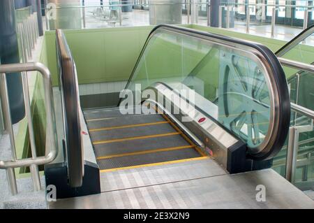 Leere Rolltreppen im Bahnhof Stockfoto