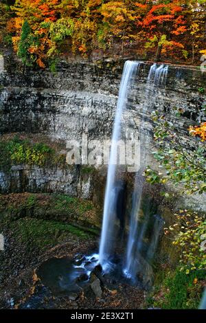 TEW's Falls in Hamilton Ontario, Kanada mit Herbstfarben Stockfoto