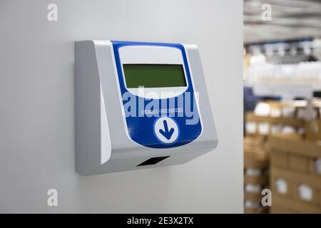 Preiskontrolle Maschine an der Wand Stockfoto