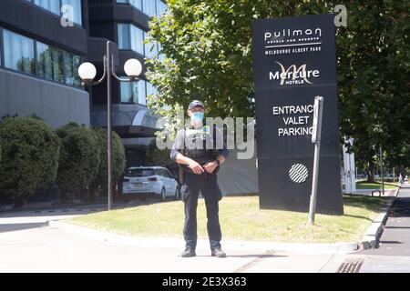 MELBOURNE, Australien. Januar 2021. Am Eingang des Pullman Albertpark in Melbourne befindet sich die Victoria Police.Tennisspieler und Support befinden sich derzeit 14 Tage in Quarantäne, nachdem sie auf internationalen Flügen in Melbourne angekommen sind, vor den Australian Open 2021 und vor den Veranstaltungen in Führung Bildquelle: brett keating/Alamy Live News Stockfoto