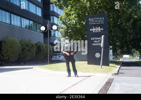 MELBOURNE, Australien. Januar 2021. Am Eingang des Pullman Albertpark in Melbourne befindet sich die Victoria Police.Tennisspieler und Support befinden sich derzeit 14 Tage in Quarantäne, nachdem sie auf internationalen Flügen in Melbourne angekommen sind, vor den Australian Open 2021 und vor den Veranstaltungen in Führung Bildquelle: brett keating/Alamy Live News Stockfoto