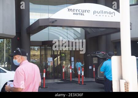 MELBOURNE, Australien. 21. Januar 2021. Offizielle Vertreter sind am Eingang des Pullman Albertpark in Melbourne zu sehen.Tennisspieler und Support befinden sich derzeit in 14 Tagen Quarantäne nach der Ankunft in Melbourne auf internationalen Flügen, vor den Australian Open 2021 und führen in Veranstaltungen Bildquelle: brett keating/Alamy Live News Stockfoto