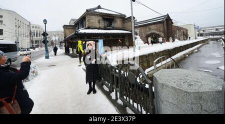 Historische Gebäude (alte Fabriken und Lagerhäuser) entlang des Otaru Kanals in Hokkaido, Japan. Stockfoto