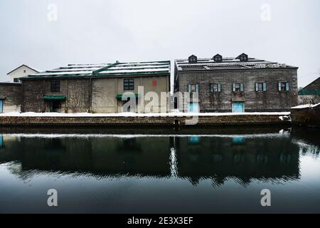 Historische Gebäude (alte Fabriken und Lagerhäuser) entlang des Otaru Kanals in Hokkaido, Japan. Stockfoto