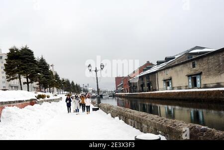 Historische Gebäude (alte Fabriken und Lagerhäuser) entlang des Otaru Kanals in Hokkaido, Japan. Stockfoto