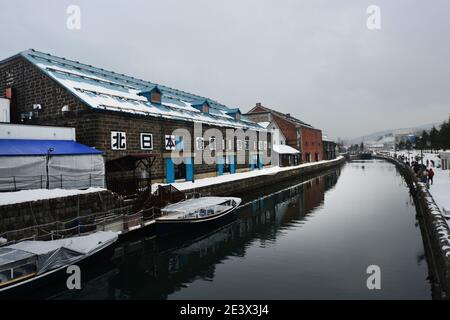 Historische Gebäude (alte Fabriken und Lagerhäuser) entlang des Otaru Kanals in Hokkaido, Japan. Stockfoto