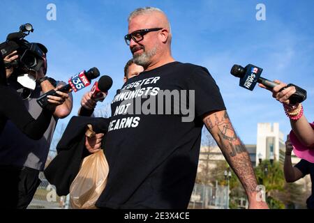 Orlando, Florida, USA. Januar 2021. Proud Boys Organisator Joseph Randall Biggs, 37, spaziert am Mittwoch, 20. Januar 2020 vom George C. Young Federal Annex Courthouse in Orlando, FL, USA nach einer Gerichtsverhandlung über seine Beteiligung am Sturm auf das US-Kapitol am 6. Januar. Foto von Sam Thomas/Orlando Sentinel/TNS/ABACAPRESS.COM Quelle: Abaca Press/Alamy Live News Stockfoto