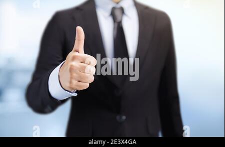 Geschäftsmann zeigt Daumen hoch Zeichen Geste Stockfoto