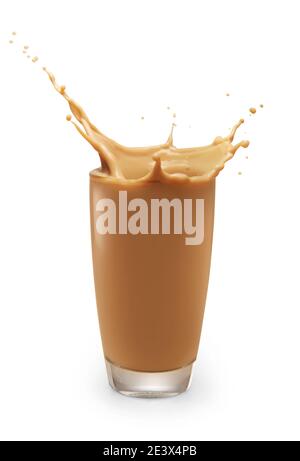 Spritzer Schokoladenmilch aus dem Glas auf isoliertem Weiß Hintergrund Stockfoto