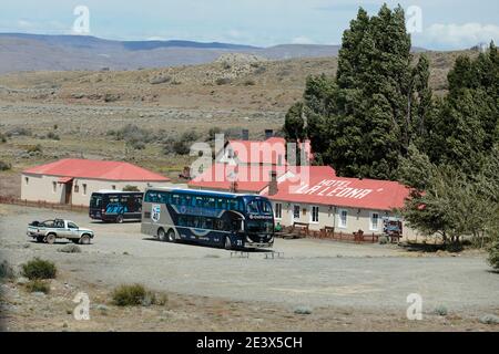 Hotel La Leona, Café, Hotel und Zwischenstopp auf dem Abschnitt Calafate - El Chalten der Trans-American Highway, Patagonien, Südargentinien 29th Dez 2015 Stockfoto