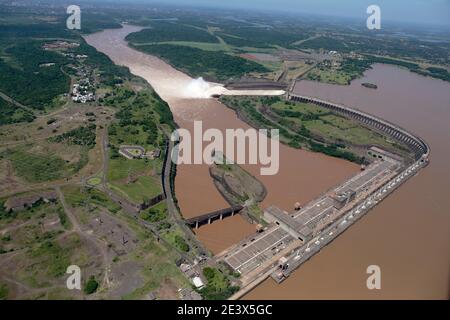 Hydroelektrischer Itaipu-Staudamm in der Nähe der Wasserfälle von Iguacu, Brasilien Grenzgebiet Argentinien - vom Touristenhubschrauber auf brasilianischer Seite, 18. Januar 2016 Stockfoto